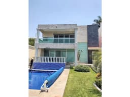 EXCELENTE CASA AL SUR DE CUERNAVACA CON AMPLIO JARDÍN