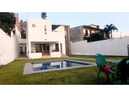 BAJA PRECIO, CASA AMPLIO JARDÍN, EXCLUSIVO FRACC.