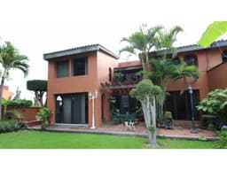 AMPLIA CASA EN CUERNAVACA CON ESTRICTA VIGILANCIA