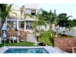 CASA MODERNA EN PRIV. CON ALBERCA PRIVADA EN CUERNAVACA