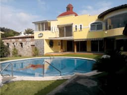 HERMOSA CASA EN EXCLUSIVO CONJUNTO AL SUR DE CUERNAVACA