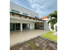 CASA ESTILO MODERNO CON EXCELENTES ACABADOS