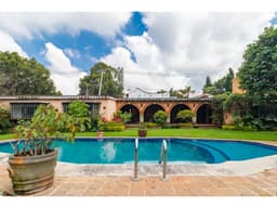 AMPLIA CASA DE UN NIVEL ESTILO HACIENDA EN ZONA DORADA DE CUERNAVACA