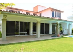 ESPECTACULAR CASA EN COCOYOC CON JARDÍN Y ALBERCA
