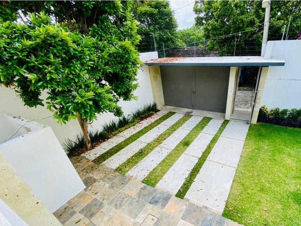 ESPECTACULAR CASA REMODELADA EN ZONA DORADA — foto 3