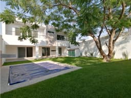 IMPONENTE CASA TIPO BUNKER