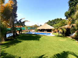BUNGALOW CON ENORME JARDIN Y CANCHA DE TENIS