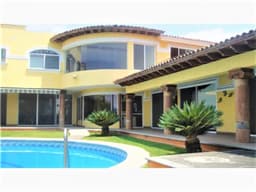 HERMOSA RESIDENCIA ESTILO CUERNAVACA, FRACC. BURGOS