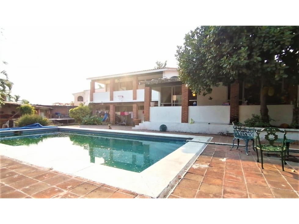 CASA CON 856 MTS. GRAN ALBERCA, PARA REMODELAR — foto 1
