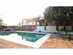CASA CON 856 MTS. GRAN ALBERCA, PARA REMODELAR