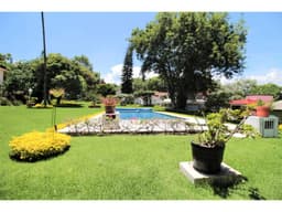 EXCELENTE CASA CON AMPLIO JARDÍN Y ALBERCA EN CUERNAVACA