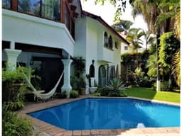 CASA EN ZONA DORADA CON ALBERCA