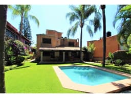 AMPLIA CASA CON ALBERCA EN CUERNAVACA