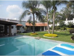 HERMOSA RESIDENCIA UN NIVEL EN ZONA DORADA