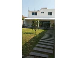 CASA CON AMPLIO JARDÍN