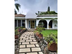 EXCELENTE CASA EN UN NIVEL CON AMPLIO JARDÍN EN CUERNAVACA
