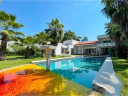 CASA CON AMPLIOS ESPACIOS Y UN EXTENSO JARDÍN CON ALBERCA