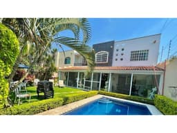 CASA EQUIPADA CON JARDÍN Y ALBERCA PROPIA EN PRIV. CON SEGURIDAD
