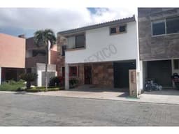 CASA EN COND. CERRADO CON VIG 24/7