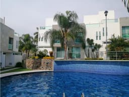 MODERNA CASA CON ROOF GARDEN Y ENORME ALBERCA