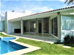 MAGNIFICA CASA EN UN SOLO NIVEL FRACC. CON VIGILANCIA