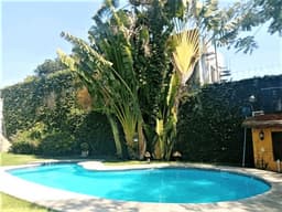 HERMOSA CASA SOLA CON BUNGALOW Y EXTENSO JARDIN AL SUR DE CUERNAVACA