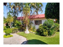 LINDA CASA CON ENORME TERRENO, AL SUR DE CUERNAVACA