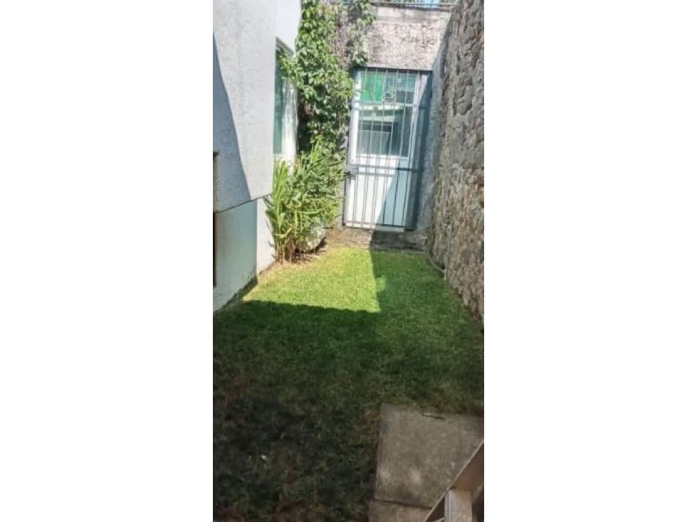 CASA CON AMPLIO JARDÍN — foto 2