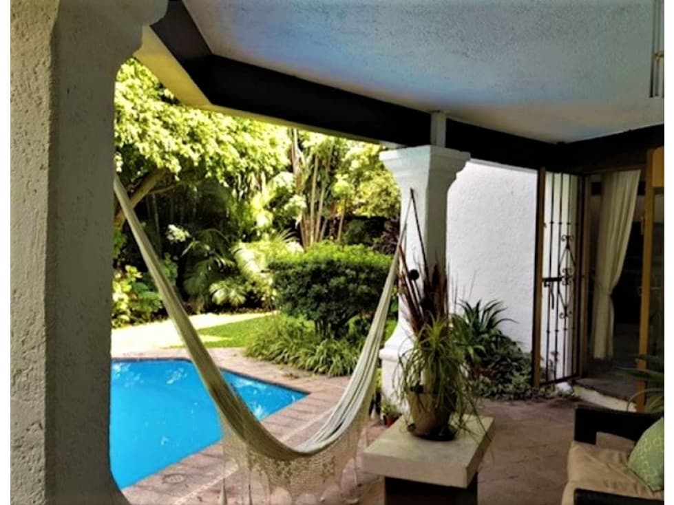 CASA EN ZONA DORADA CON ALBERCA — foto 3