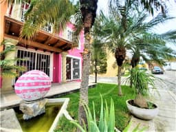 EXCELENTE CASA CON ALBERCA Y SEGURIDAD