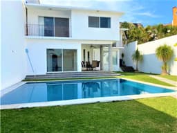 HERMOSA CASA SOLA CON ALBERCA Y JARDÍN