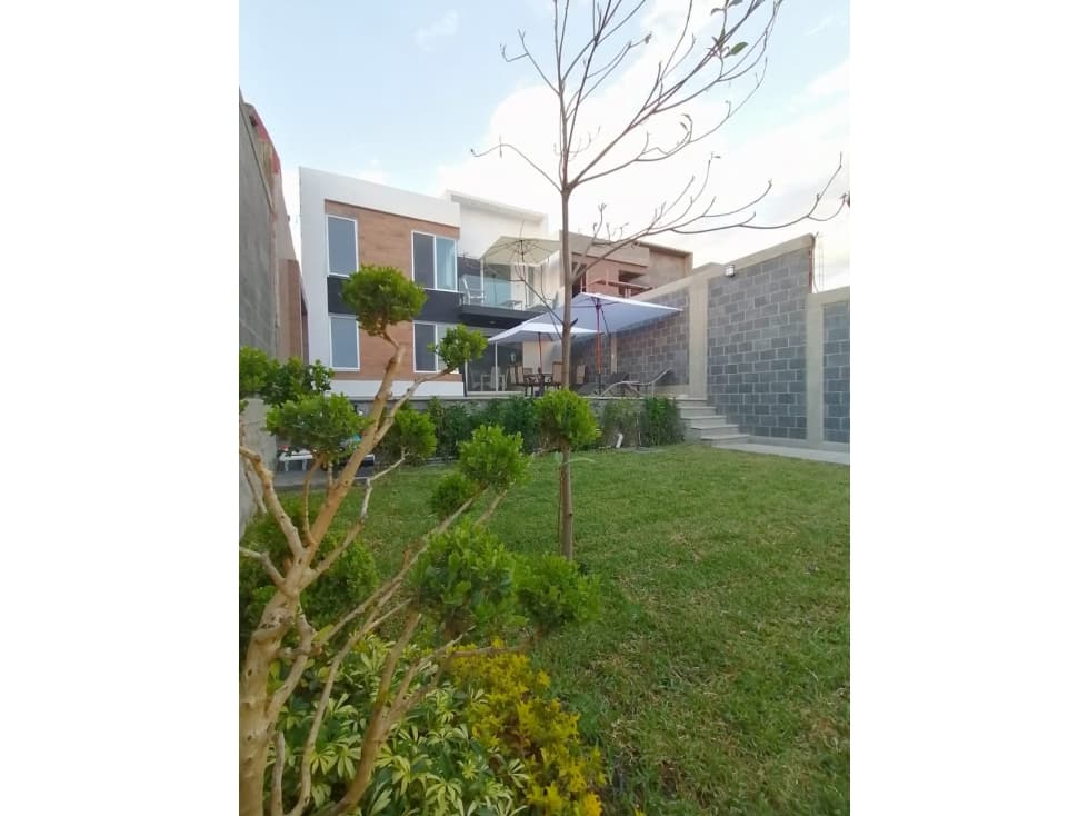 EXCLUSIVA CASA MODERNA CON ALBERCA, ZONA BURGOS — foto 1