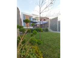 EXCLUSIVA CASA MODERNA CON ALBERCA, ZONA BURGOS