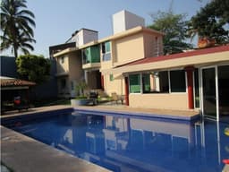 EXCELENTE CASA CON DOBLE VIG. 24/7 AL SUR DE CUERNAVACA