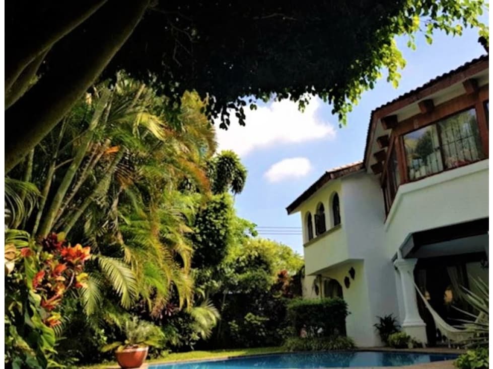 CASA EN ZONA DORADA CON ALBERCA — foto 4