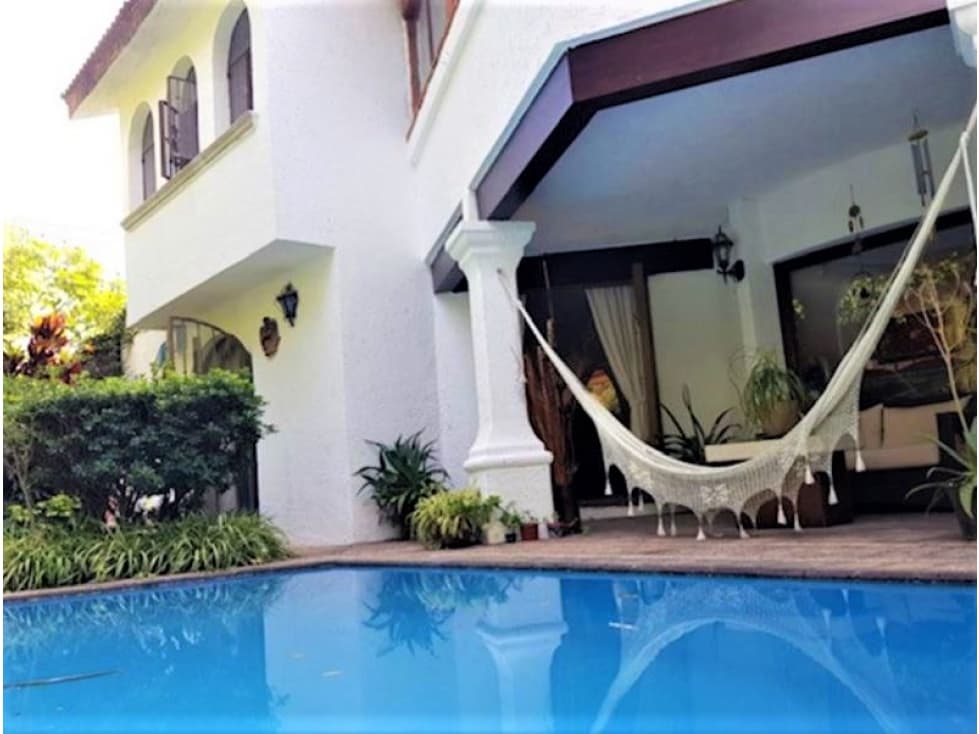 CASA EN ZONA DORADA CON ALBERCA — foto 5
