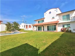 CASA CON AMPLIO TERRENO Y ALBERCA AL SUR DE CUERNAVACA