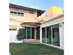 HERMOSA CASA SOBRE PASEO DE BURGOS CON ALBERCA
