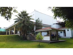 CASA DE LUJO EN RANCHO CONTENTO, DE DOS PISOS