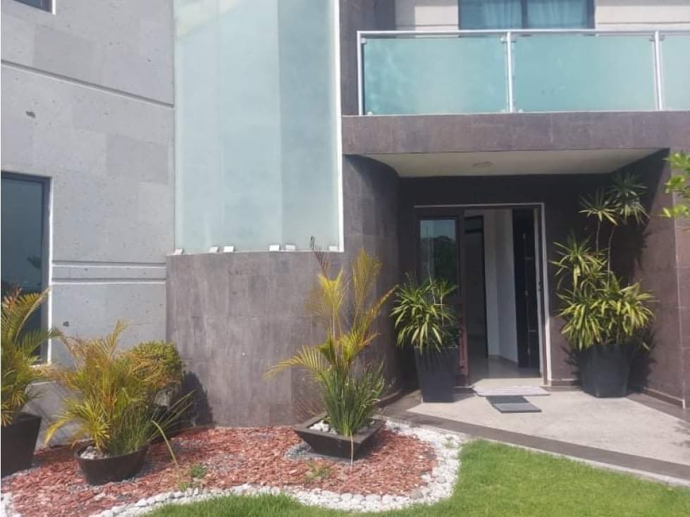 HERMOSA CASA REMODELADA EN PASEOS DEL BOSQUE — foto 1
