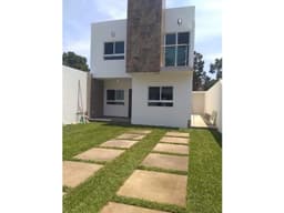 Venta de Casa Sola en Avenida Universidad