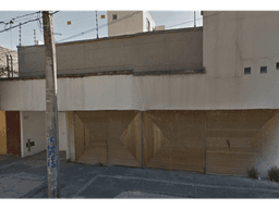 Casa de 3 pisos en remate ubicada en Venustiano C.