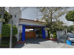 Casa De Cuatro Niveles En Calle Oxtopulco # 23.