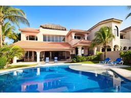 EN VENTA VILLA FRENTE AL MAR  EN PTO. AVENTURAS