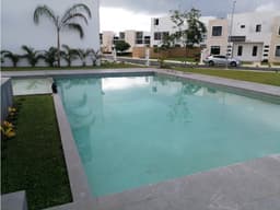 Casa de 3 niveles en privada con alberca