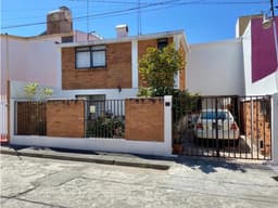 SE VENDE CASA EN LA FELIX IRETA CERCA DE CAMELINAS