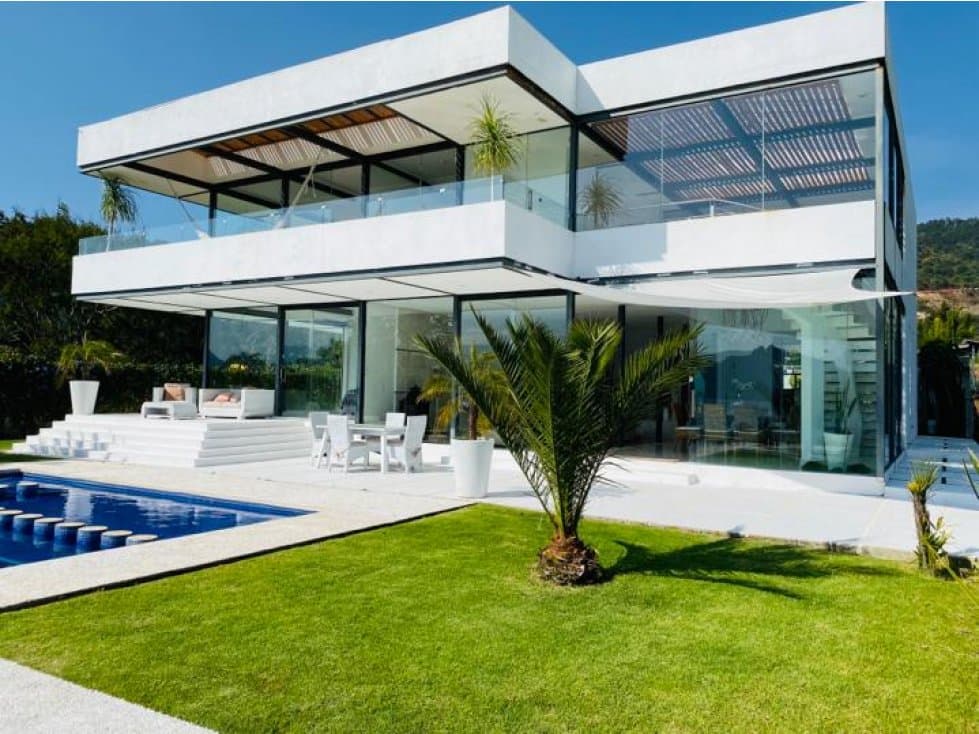 CASA MODERNA A LA ORILLA DEL LAGO — foto 1