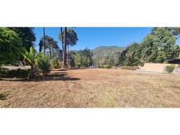 TERRENO EN VENTA, CON VISTA PARCIAL AL LAGO.