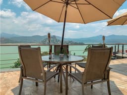 RESIDENCIA CON INCREÍBLE VISTA AL LAGO| VALLE DE BRAVO.