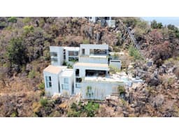 CASA NUEVA EN LA PEÑA CON ESPECTACULAR VISTA AL LAGO